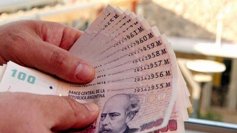 ¿Qué avanza más rápido, la inflación o la apreciación del dólar? (Archivo / La Voz)