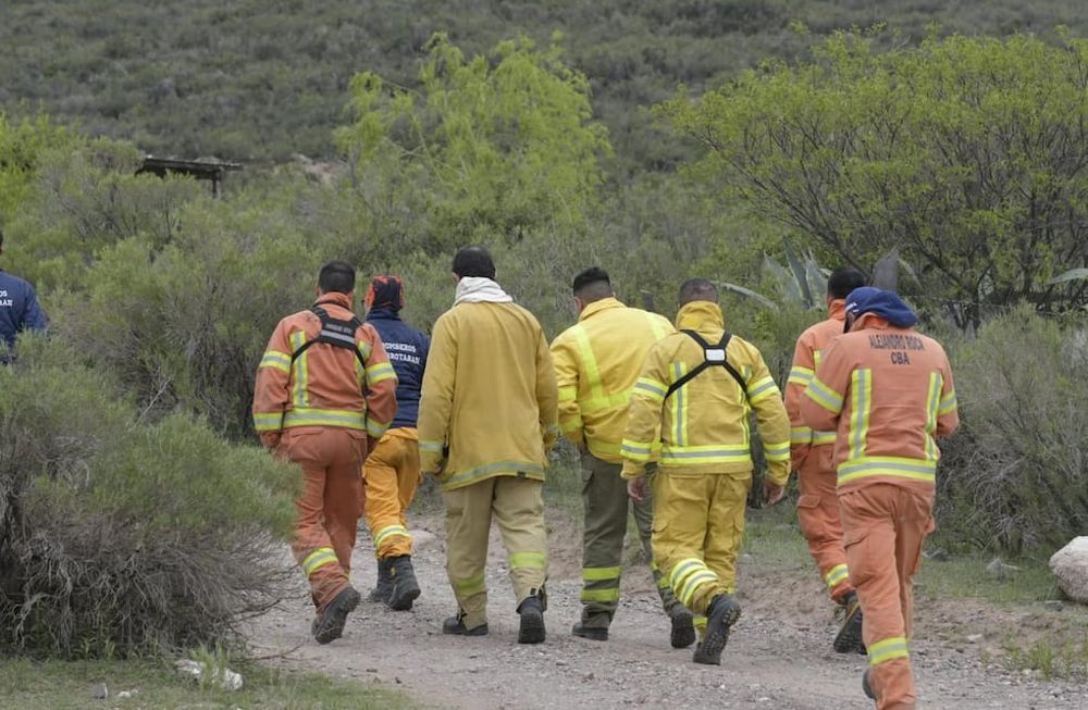 Trabajo de bomberos, brigadistas y policías para controlar los incendios en el piedemonte de Mendoza (Orlando Pelichotti / Los Andes)