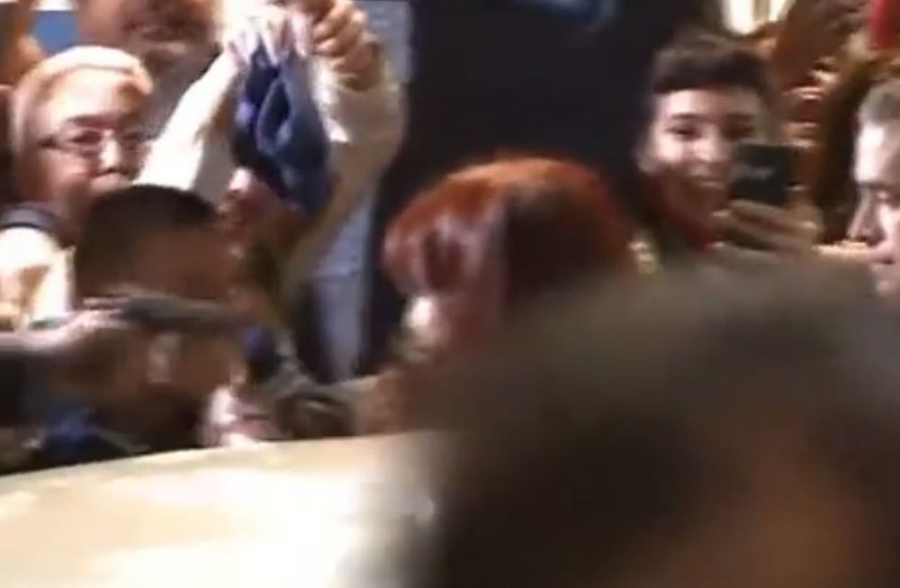 El momento en que Cristina Kirchner llega a su casa y detienen al hombre armado.