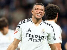 Fútbol. Mbappé al final se fue a París para atenderse de un problema a una de sus rodillas, que generó un terremoto en el staff médico del Real Madrid Fútbol. Mbappé al final se fue a París para atenderse de un problema a una de sus rodillas, que generó un terremoto en el staff médico del Real Madrid