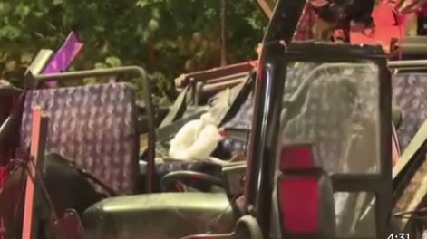 Terror en un micro turístico: pasaban por un puente y les arrancó el techo