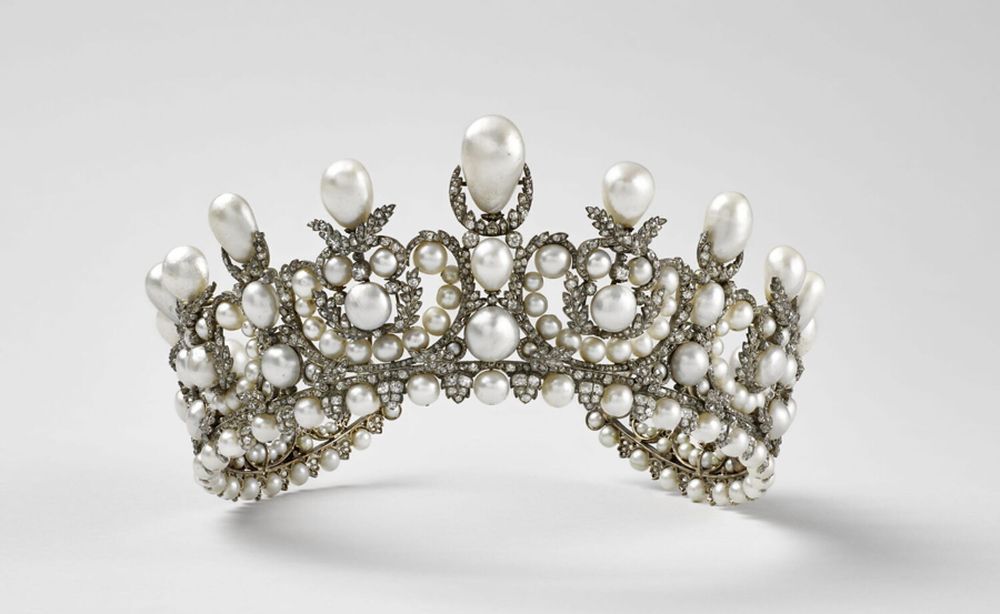 Entre las piezas robadas se encuentran la diadema de la emperatriz Eugenia y un conjunto de esmeraldas perteneciente a Marie-Louise, esposa de Napoleón Bonaparte.