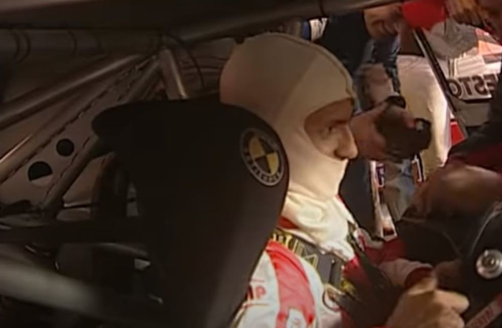 El Kun Aguero arriba de un Turismo Carretera