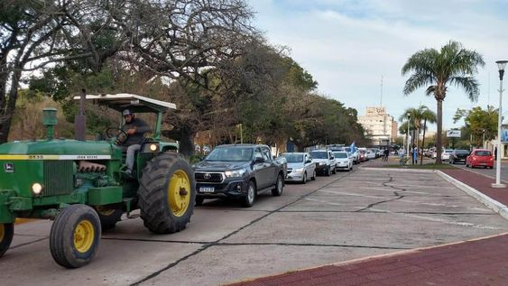 Mañana caliente. Ayer la caravana se desplazó desde Avellaneda (pueblo dónde tiene una sus sedes Vicentin) hasta Reconquista. Gentileza Avellaneda24