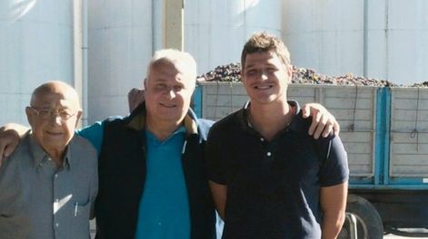 En el centro Jorge Falasco acompañado de su padre Haroldo y de su hijo Franco. - Twitter