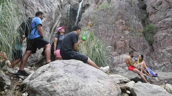 Cascada del Ángel en Potrerillos departamento de Las Heras, donde los visitantes tienen que transitar por senderos y un pequeño río haciendo trekking para llegar al lugarFoto: José Guitierrez / Los Andes