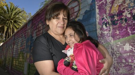 Los Andes | “Siento que ella hizo más por mí de lo que yo por ella”, dice Miriam mientras abraza a su hija. Asegura que sus vecinos de La Paz y el municipio las asisten y contienen. | Foto: Orlando Pelichotti / Los Andes