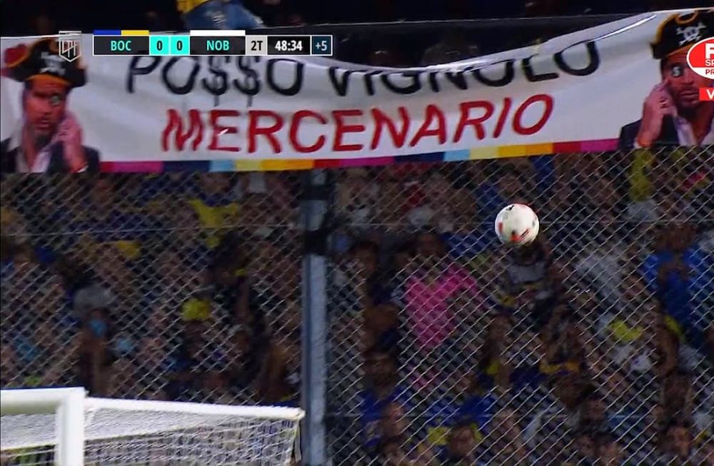 La absurda bandera que colgaron los hinchas de Boca en La Bombonera. / Gentileza.