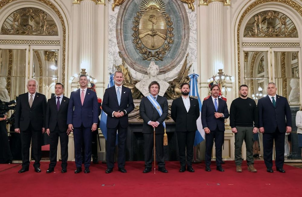 Asunción de Milei. Una imagen protocolar que el presidente de Argentina comparte con Khachaturyan (Armenia), Novoa (Ecuador), Rey Felipe (España), Gabriel Boric (Chile). Lacalle Por (Uruguay), Zelenski (Ucrania) y Orbán (Hungría).