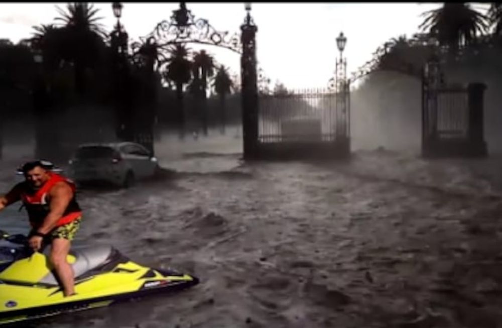 Llegaron los memes de la tormenta de ayer: la fiesta de “las lanchas” es viral otra vez