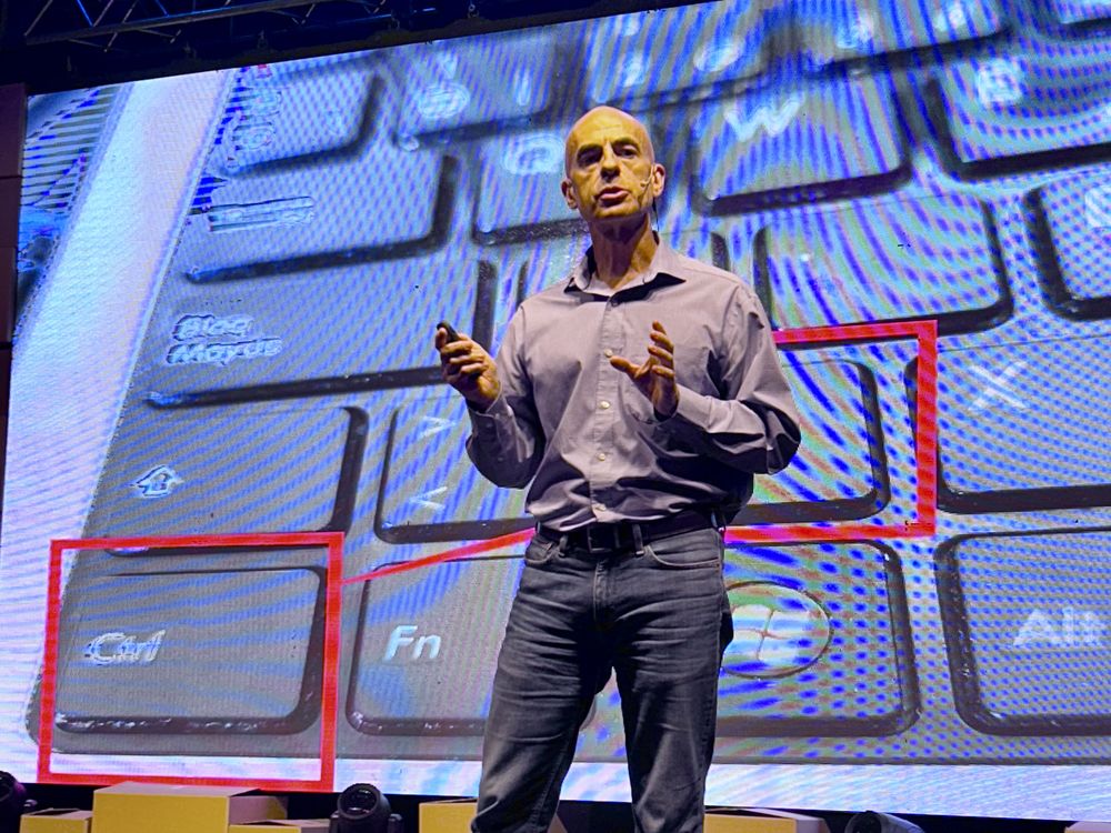 Fabián Cremaschi fue uno de los protagonistas del line up, con una exposición sobre IA y neurocirugía de la mente y transhumanismo, en una agenda marcada por la innovación y la inteligencia artificial.