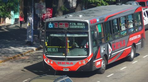 Un ciclista perdió la vida tras ser atropellado por un colectivo fuera de servicio, el accidente ocurrió en la avenida Pueyrredón, frente a la estación de Once.&nbsp;