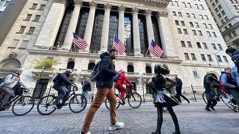 Un hombre pasa junto a la estatua de la Niña sin miedo frente a la Bolsa de Valores en Nueva York.