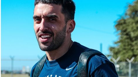 Facundo Campazzo y su primer viaje como jugador de Dallas. Este miércoles visitan a los Suns. (Prensa Dallas).