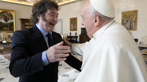 Javier Milei junto al papa Francisco en el Vaticano.
