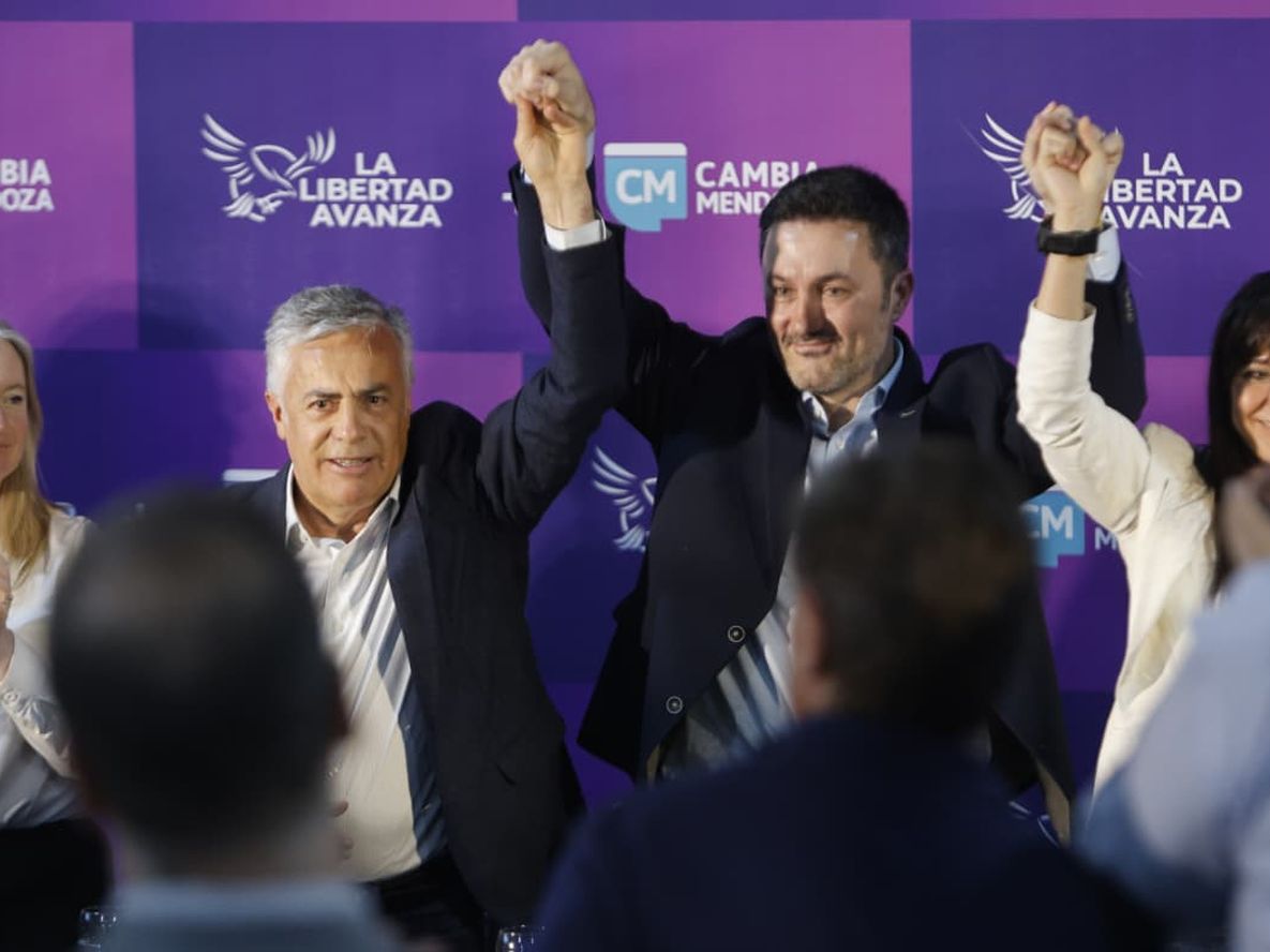 El candidato a diputado nacional de La Libertad Avanza, Luis Petri, junto al gobernador Alfredo Cornejo, la vicegobernadora Hebe Casado y su compañera de lista, Pamela Verasay.&nbsp;