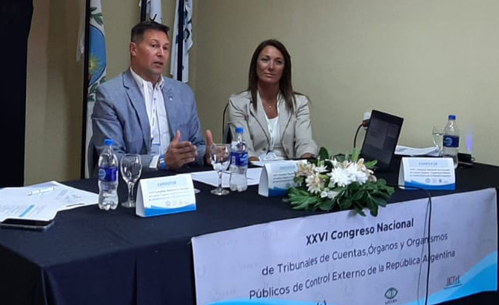 El vocal Gustavo Riera y la secretaria relatora Cintia Onetto, miembros del Tribunal de Cuentas. 