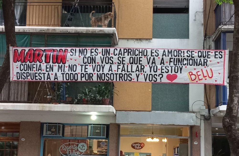 Un pasacalle de una joven enamorada se volvió viral y despertó todo tipo de comentarios.