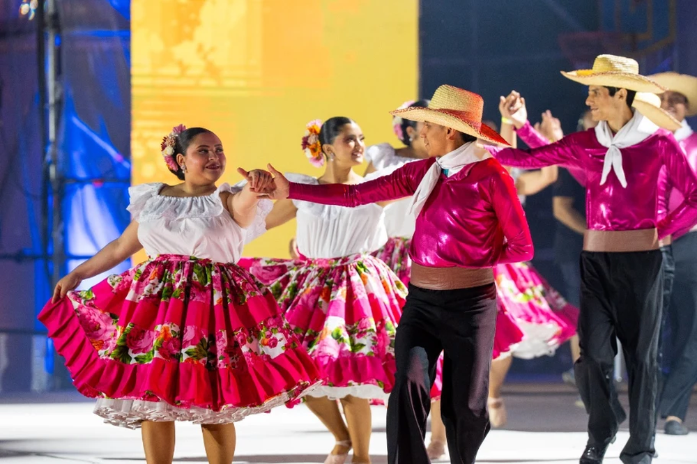 Colores, danzas y trajes típicos: las colectividades le pusieron identidad y tradición al recorrido cultural del festival.