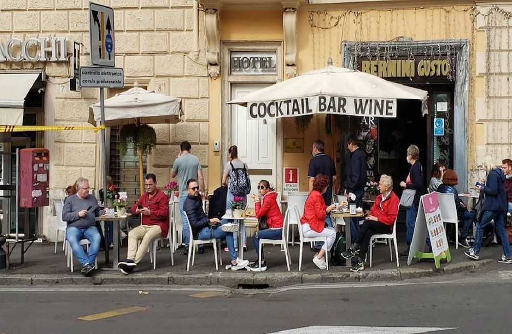 Los bares de Roma, con mesas en las veredas, comenzaron a llenarse nuevamente después de sufrir una caída abrupta de la actividad por la pandemia de Covid-19.