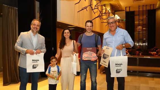 Stevanato agasajó a los primeros turistas que llegaron a Maipú