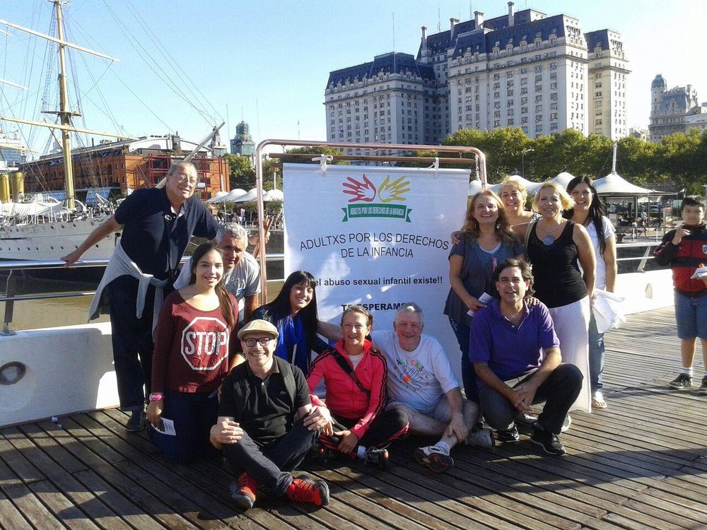 Sufrieron abuso sexual siendo niños, son pareja y viajarán al Mundial con una impactante campaña