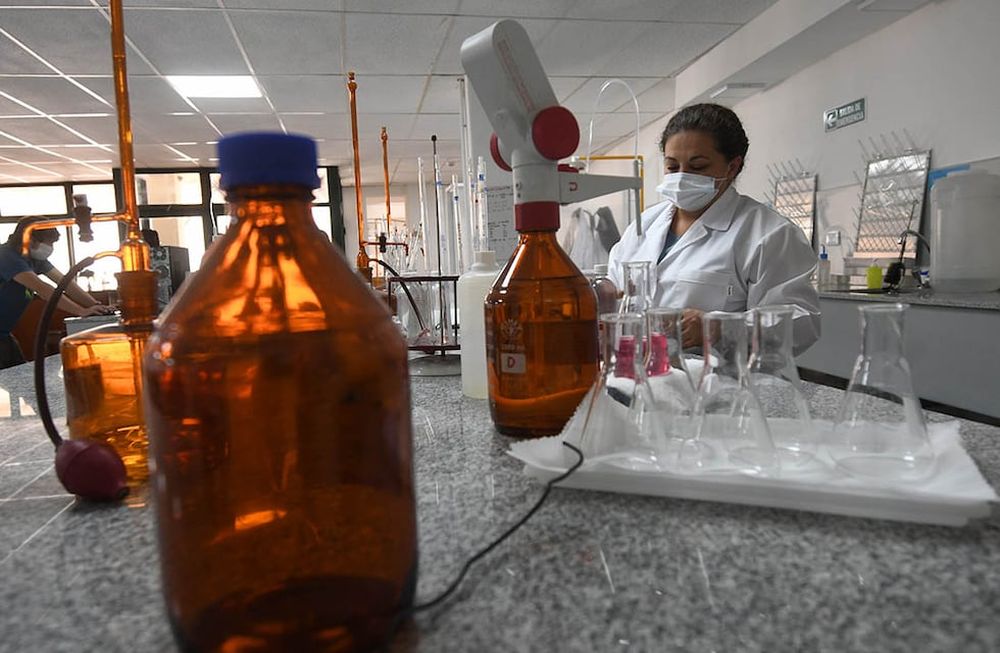 Se inauguró el nuevo laboratorio y el Centro de Interpretación de la Cultura del Agua del Departamento General de Irrigación, ubicado en Ciudad.Sandra trabaja con unas muestras de agua. Foto José Gutiérrez