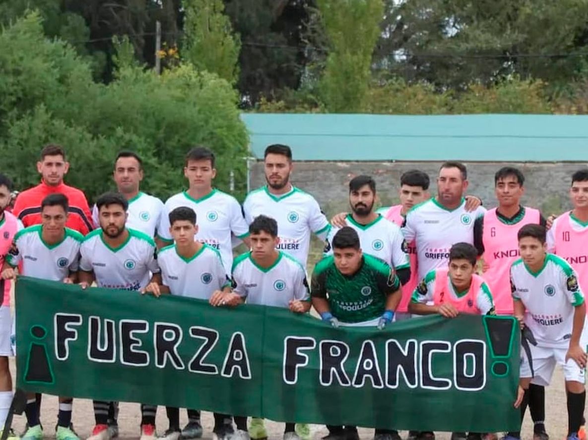 El equipo del Club Barrancas con una bandera en apoyo a Franco Lizardo, uno de sus jugadores que sufrió la amputación de sus piernas al caer en una máquina moledora de uva.