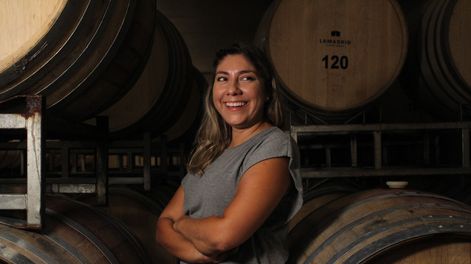 Angelina Yañez trabaja desde hace más de 18 años en la elaboración de vinos en Mendoza. Angelina Yañez trabaja desde hace más de 18 años en la elaboración de vinos en Mendoza.