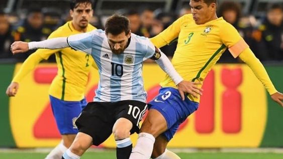 Messi y Thiago Silva, capitanes de Argentina y Brasil respectivamente. Unidos por una causa que favorecerá a los jugadores que militan en el fútbol de Europa.