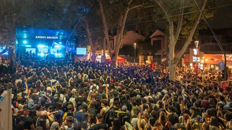 Una Arístides colmada vibró al ritmo de los beats y acordes de Conociendo Rusia y Ezequiel Arias