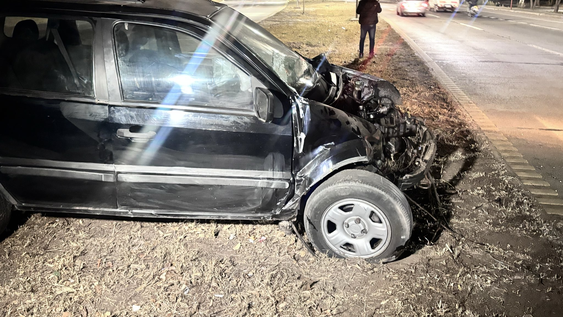 se quedo dormido al volante, se estrello contra un poste y el motor de la camioneta salio volando
