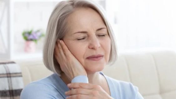 Tan pronto como los médicos retiraron de la oreja de la mujer lo que le causaba la molestia, su malestar desapareció. Foto: Shutterstock