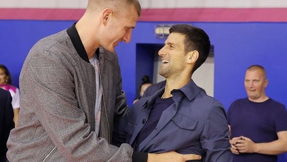 El pívot Nikola Jokic, estrella de los Denver Nuggets de la NBA, dio positivo en un control de coronavirus la semana pasada en Serbia y su regreso para preparar la reanudación de la temporada se ha retrasado, informó este martes la cadena ESPN.