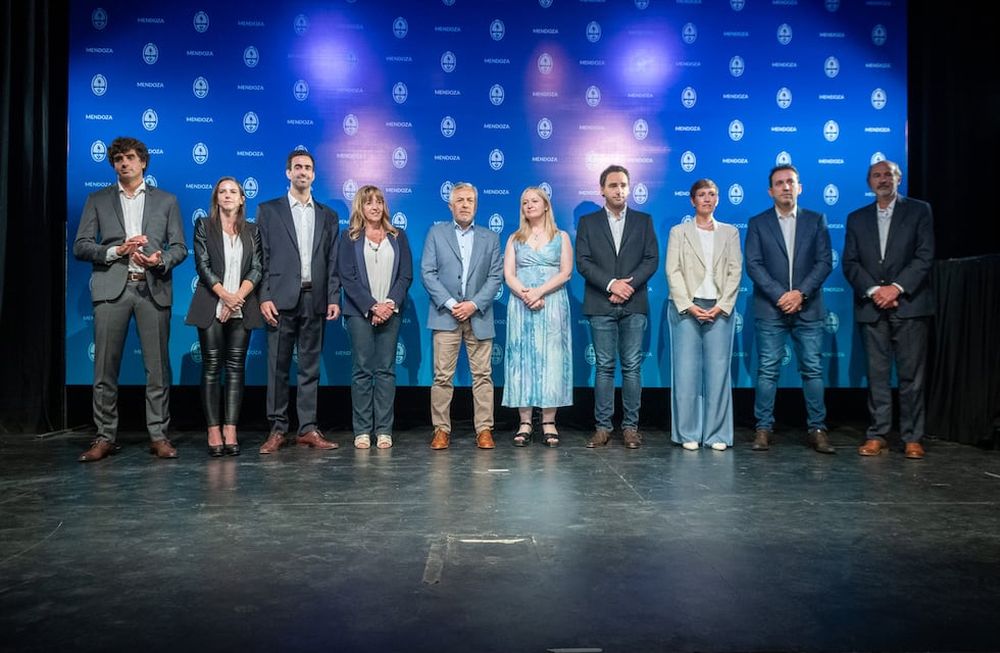 El gobernador electo presentó a sus ministros, ministras y el esquema con el que funcionará la gestión de los próximos cuatro años.    Foto: Ignacio Blanco / Los Andes