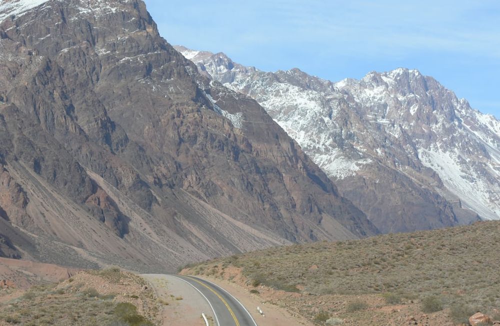 La alta montaña mendocina, pese a obras viales en gestión sobre la ruta nacional 7 y otros trabajos de mejoramiento de infraestructura, necesita mucha más atención del Estado. / Foto: Claudio Gutiérrez