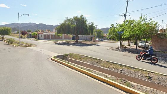 Atropelló a uno de los sospechosos de robarle y lo mató. La persecución se extendió hasta la intersección de calles Río Diamante y Los Horcones.&nbsp;