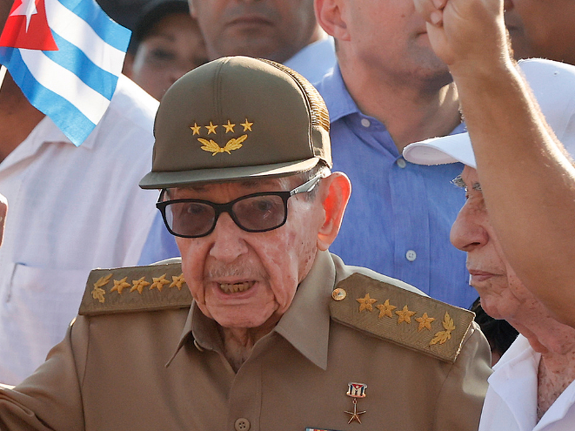 Fotografía de archivo que muestra al expresidente de Cuba Raúl Castro sosteniendo una bandera de Cuba durante la conmemoración del Día Internacional del Trabajo en La Habana (Cuba). Estados Unidos imputó este miércoles a Castro los delitos de asesinato, conspiración para matar a estadounidenses y destrucción de una aeronave por la muerte de cuatro pilotos de la organización Hermanos al Rescate hace 30 años, según documentos judiciales