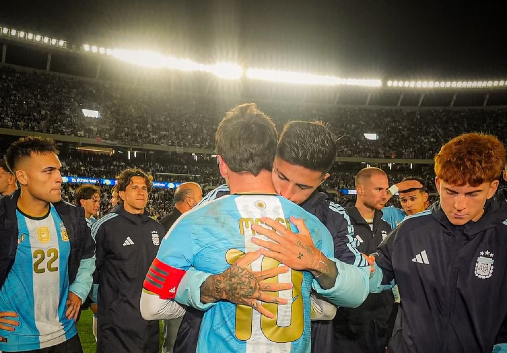 Enzo Fernández dejó un emotivo mensaje para Lionel Messi y Nicolás Otamendi tras la despedida de ambos de la Selección argentina.
