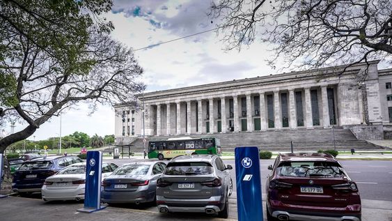 Frente a la Facultad de Derecho y con sede en la Asociación Amigos del Bellas Artes, BMW Group Argentina realizó un evento de pruebas de manejo.