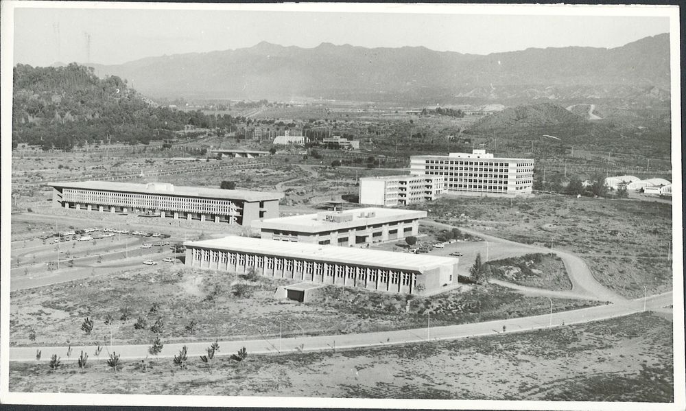 El centro universitario de la Universidad Nacional de Cuyo, tal como se veía alrededor de 1970, con sólo algunas de las facultades construidas.  