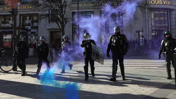 Manifestantes contra el pase sanitario chocaron con la policía de la capital francesa este sábado. AP