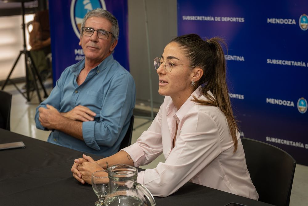 Fútbol Femenino. Florencia Barbera, creadora del programa junto a Federico Chiapetta, Subsecretario de Deportes, durante el anuncio de las jugadoras que viajarán a España a la Hat-Trick Academy. 