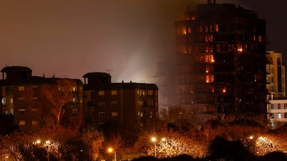 Vista del incendio declarado en un quinto piso de un edificio de viviendas de Valencia que ha afectado totalmente al inmueble y se ha propagado a otro anexo en Valencia, España. Foto: EFE/ Kai Fösterling