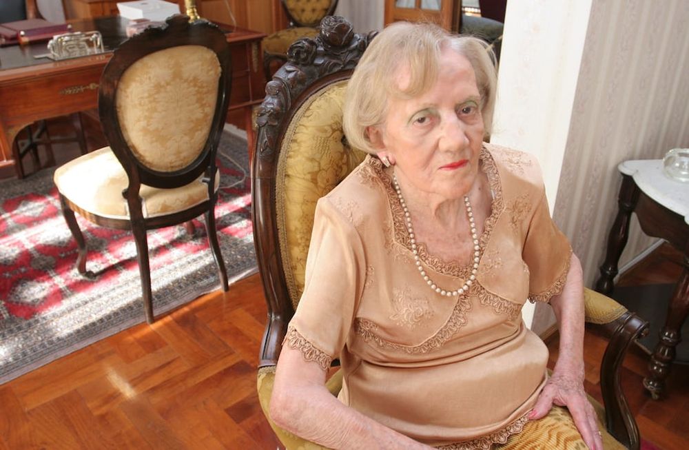 Licenciada Elvira Calle de Antequeda, nieta del fundador de diario Los Andes, Adolfo Calle y durante décadas figura de peso y de notable respeto a nivel provincial y nacional, es recordada por el diplomático español Ángel Manuel Ballesteros García.