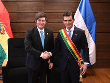 Milei envió ayuda humanitaria a Bolivia y respaldó a Paz Pereira en medio de la crisis.