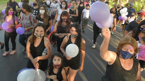Los Andes | Agrupaciones y allegados a la víctima realizaron ayer una suelta de globos en la zona donde hallaron el cuerpo. Orlando Pelichotti / Los Andes