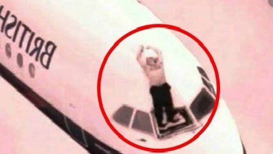El piloto no salió volando gracias a un asistente de vuelo que lo sostuvo de las piernas