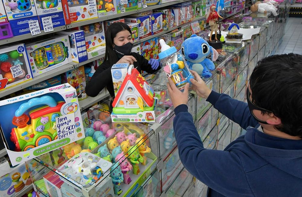 Los clientes de Banco Nación tendrán distintas promociones para comprar el regalo con descuentos y cuotas. Foto: Orlando Pelichotti / Los Andes