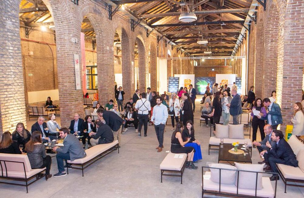 Varios invitados a la Gala de premiación del tercer Concurso Nacional de Vinos y Espirituosas de Guarda 14 llegaron temprano al Espacio Arizu para no perderse nada de lo que había pensado para la noche. Foto: Gentileza